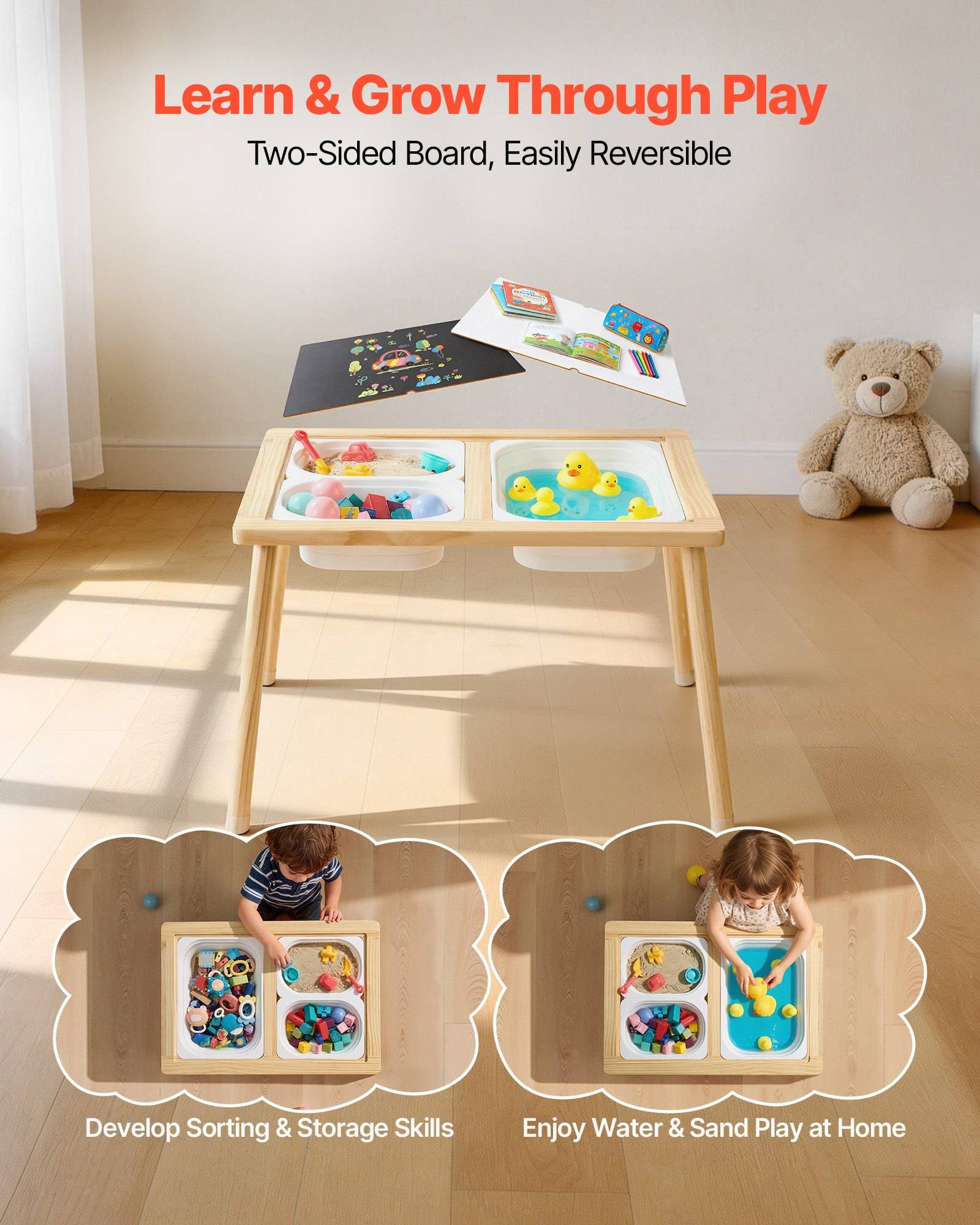 Werbebild eines umkehrbaren zweiseitigen Spieltisches für Kinder mit Sortier-/Lagerbehältern und Wasser- und Sandspiel, das ein Kind bei der Nutzung jeder Seite zeigt und den Text „Lernen und Wachsen durch Spielen" und „Zweiseitige Platte, leicht umkehrbar"" enthält.