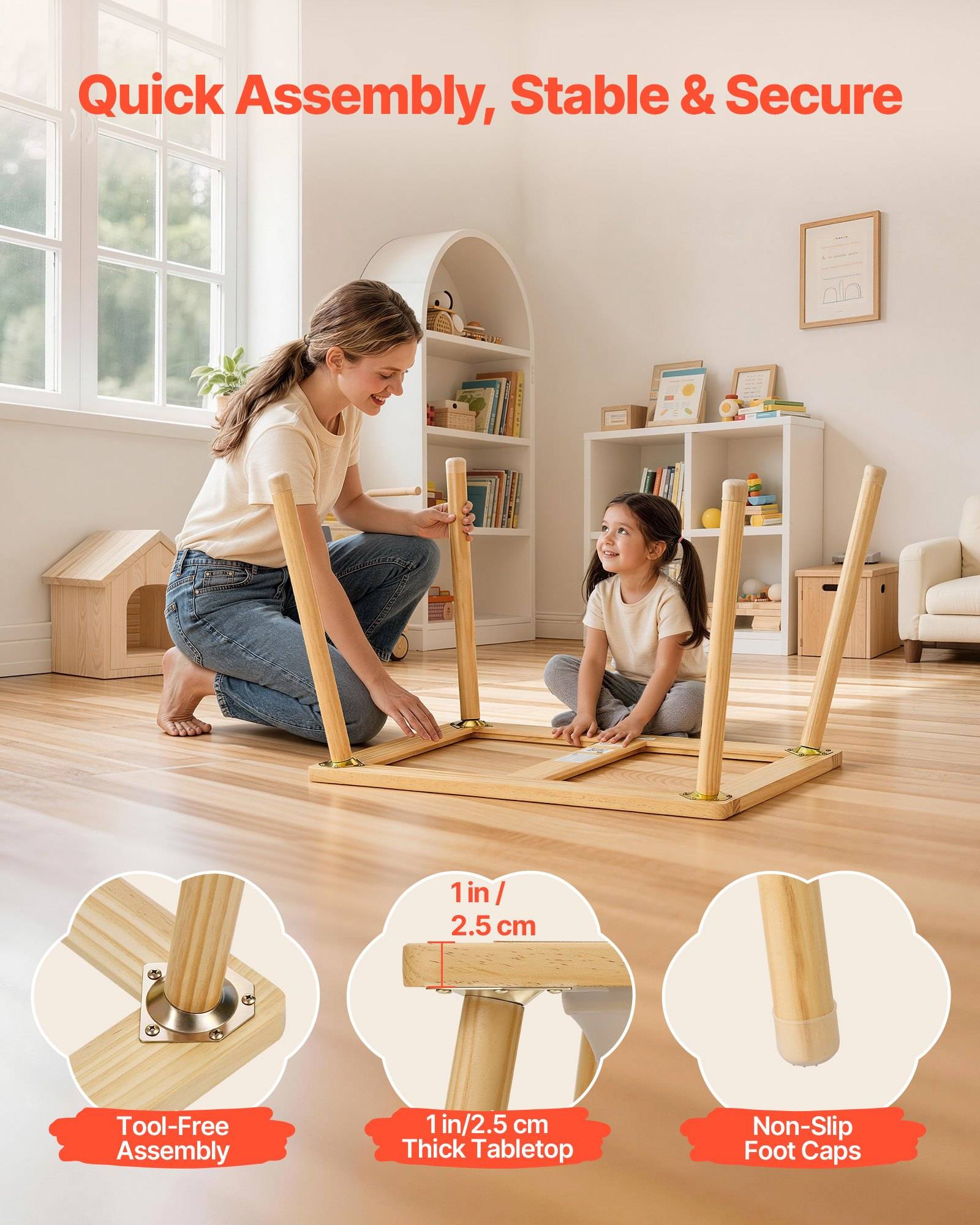 Mutter und Kind montieren einen kleinen Holztisch kopfüber, mit Hinweisen auf werkzeugfreie Montage, 1 Zoll/2,5 cm dicke Tischplatte und rutschfeste Fußkappen.