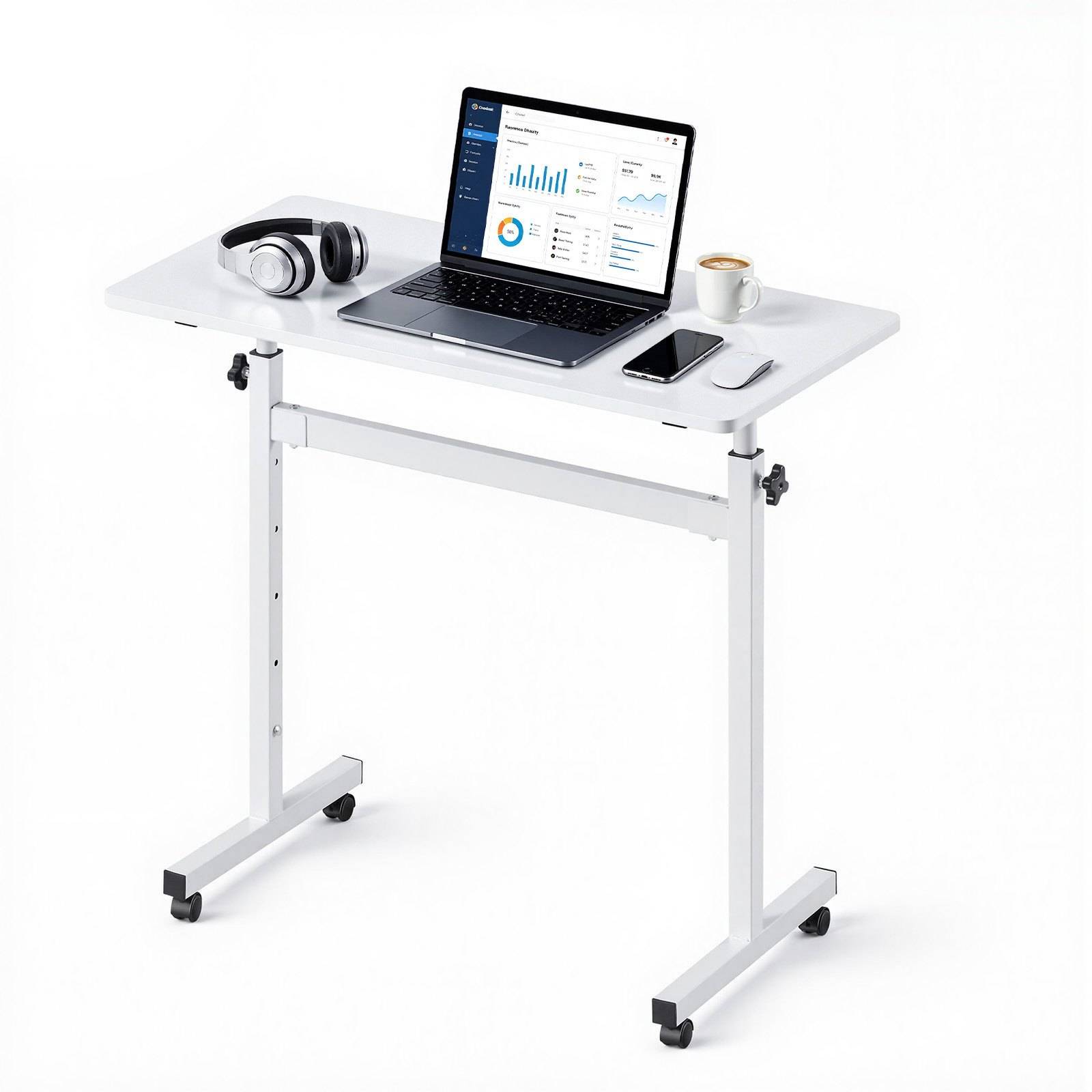 Verstellbarer weißer Stehschreibtisch auf Rollen mit Laptop, der Analysen anzeigt, Kopfhörer, Kaffeetasse, Telefon und Maus auf der Oberfläche.