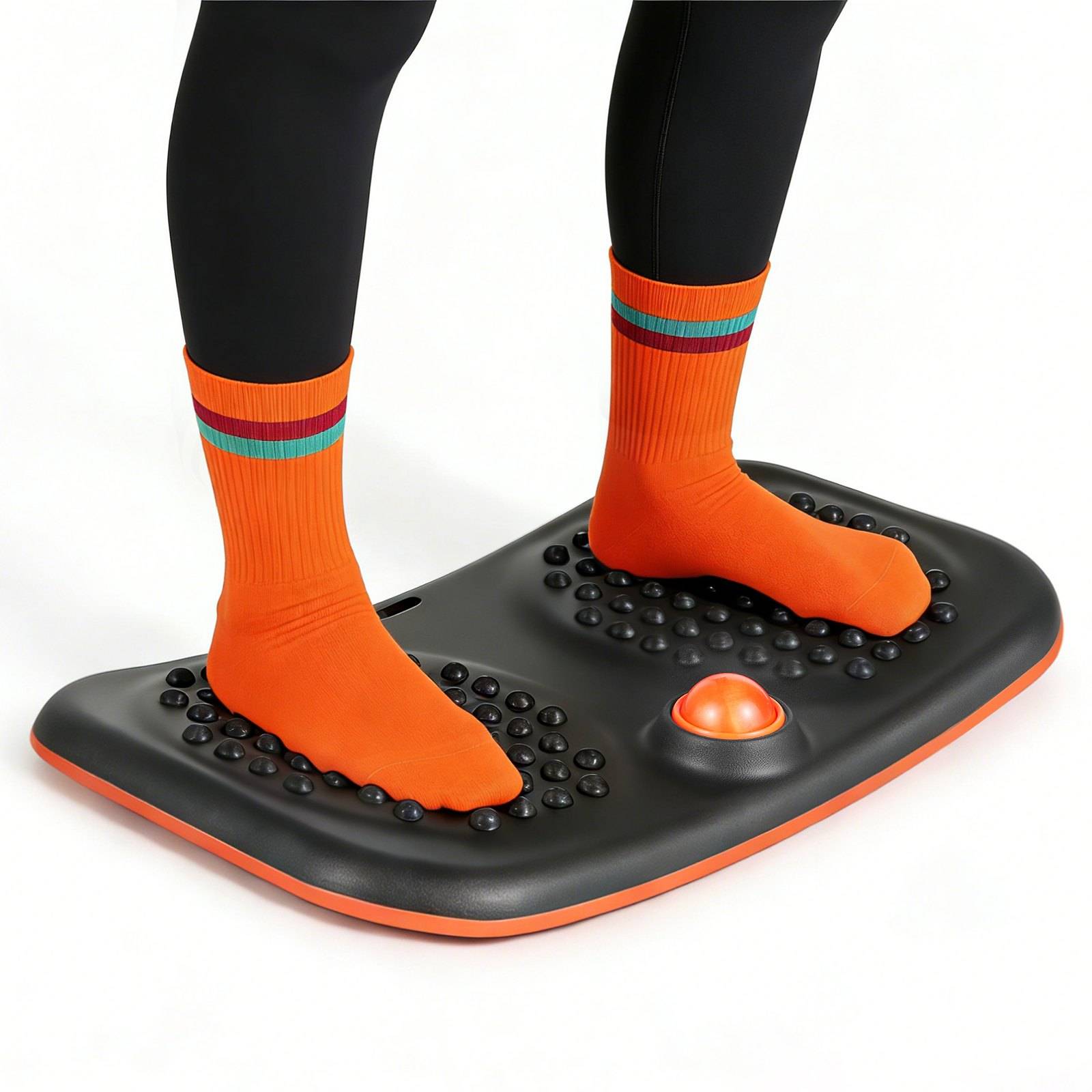 Person mit orangefarbenen Socken steht auf einer schwarzen Fußmassage-/Akupressur-Matte mit erhabenen Noppen und einer zentralen Kuppel vor weißem Hintergrund.