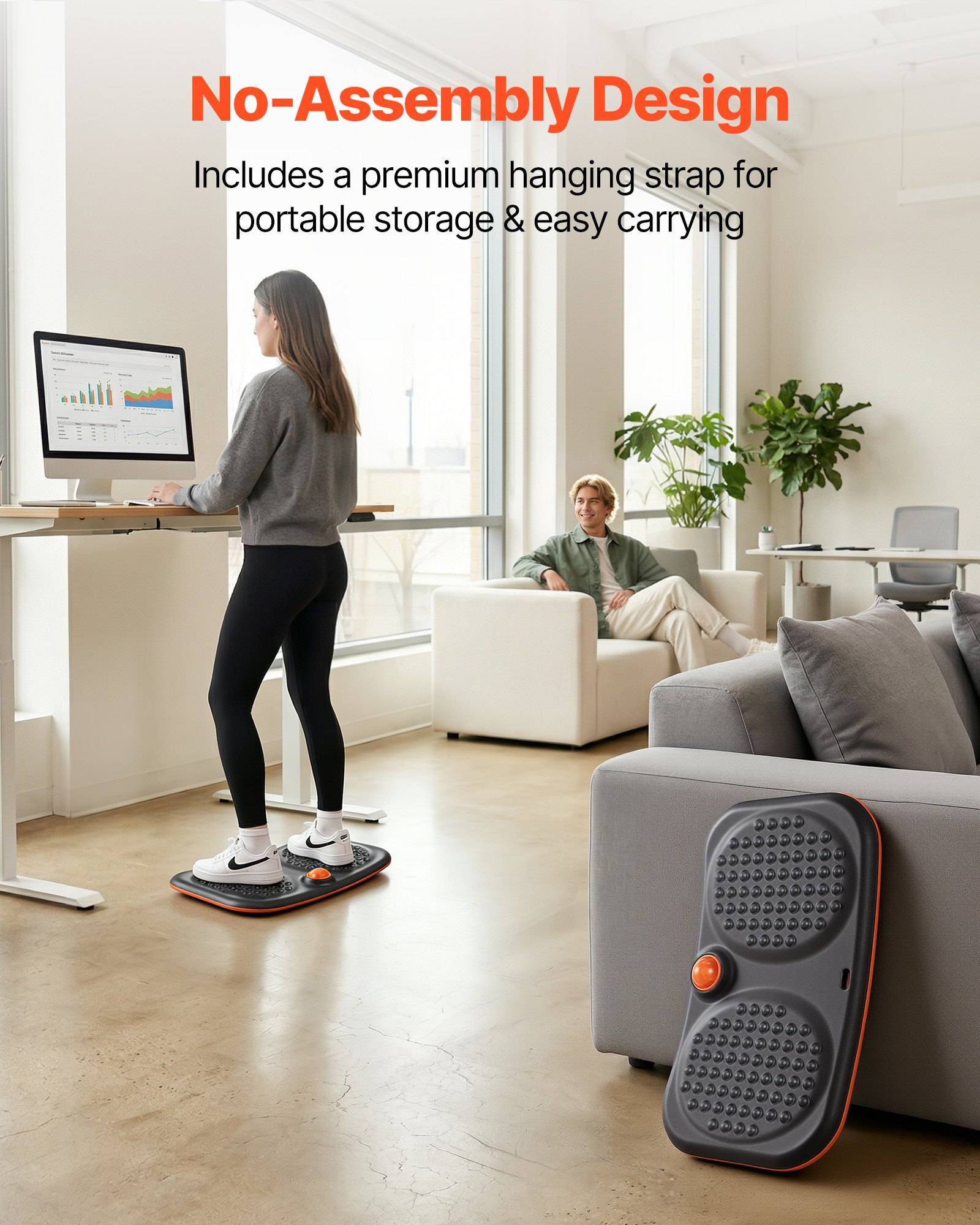 Werbebild eines No-Assembly-Balanceboards mit Hängetragegurt für tragbaren Stauraum und einfaches Transportieren, gezeigt in einem hellen Wohnzimmer/Homeoffice.