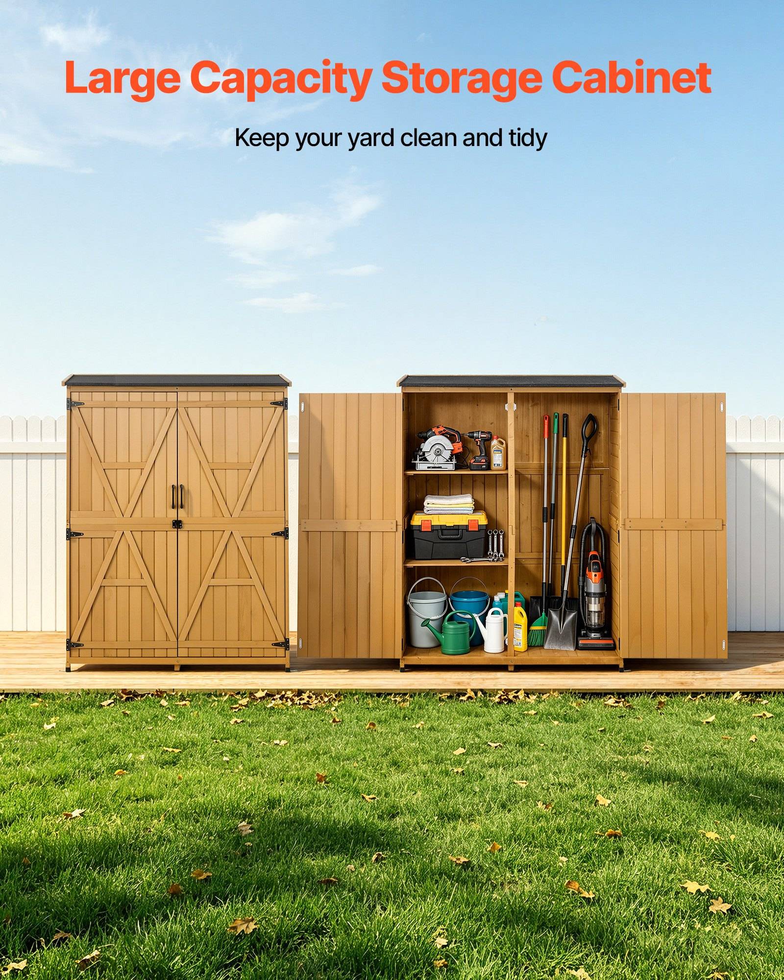 Outdoor-Holzlagerschrank mit geschlossenen Türen auf der linken Seite und offenen Regalen auf der rechten Seite, mit Gartenwerkzeugen und Zubehör; Text lautet „Lagerschrank mit großer Kapazität" und „Halten Sie Ihren Garten sauber und ordentlich"".