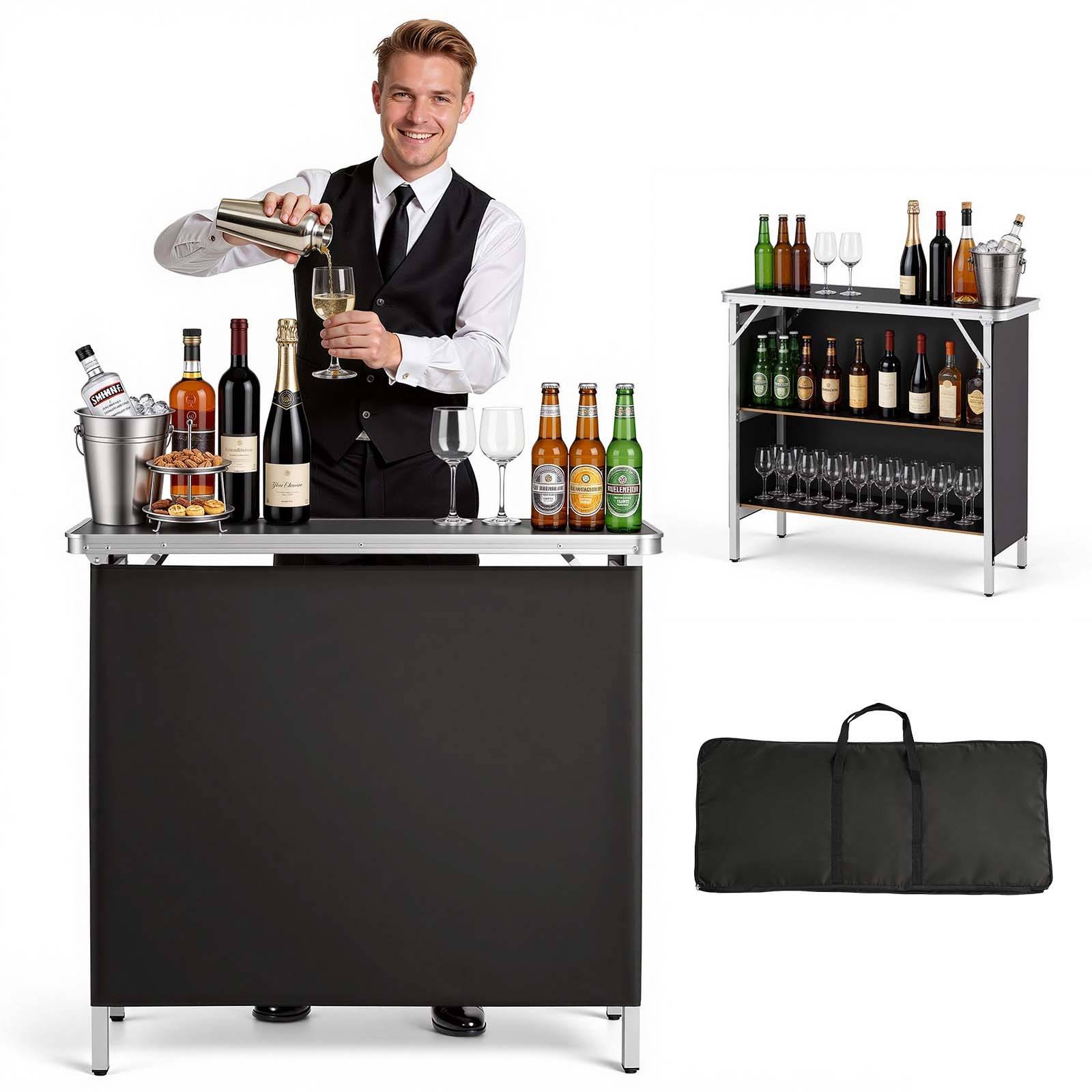 Lächelnder Barkeeper gießt einen Drink hinter einem tragbaren schwarzen Bartheken-Tisch ein, mit Flaschen, Gläsern, einem Eiskübel, einer passenden Regaleinheit und einer Tragetasche.
