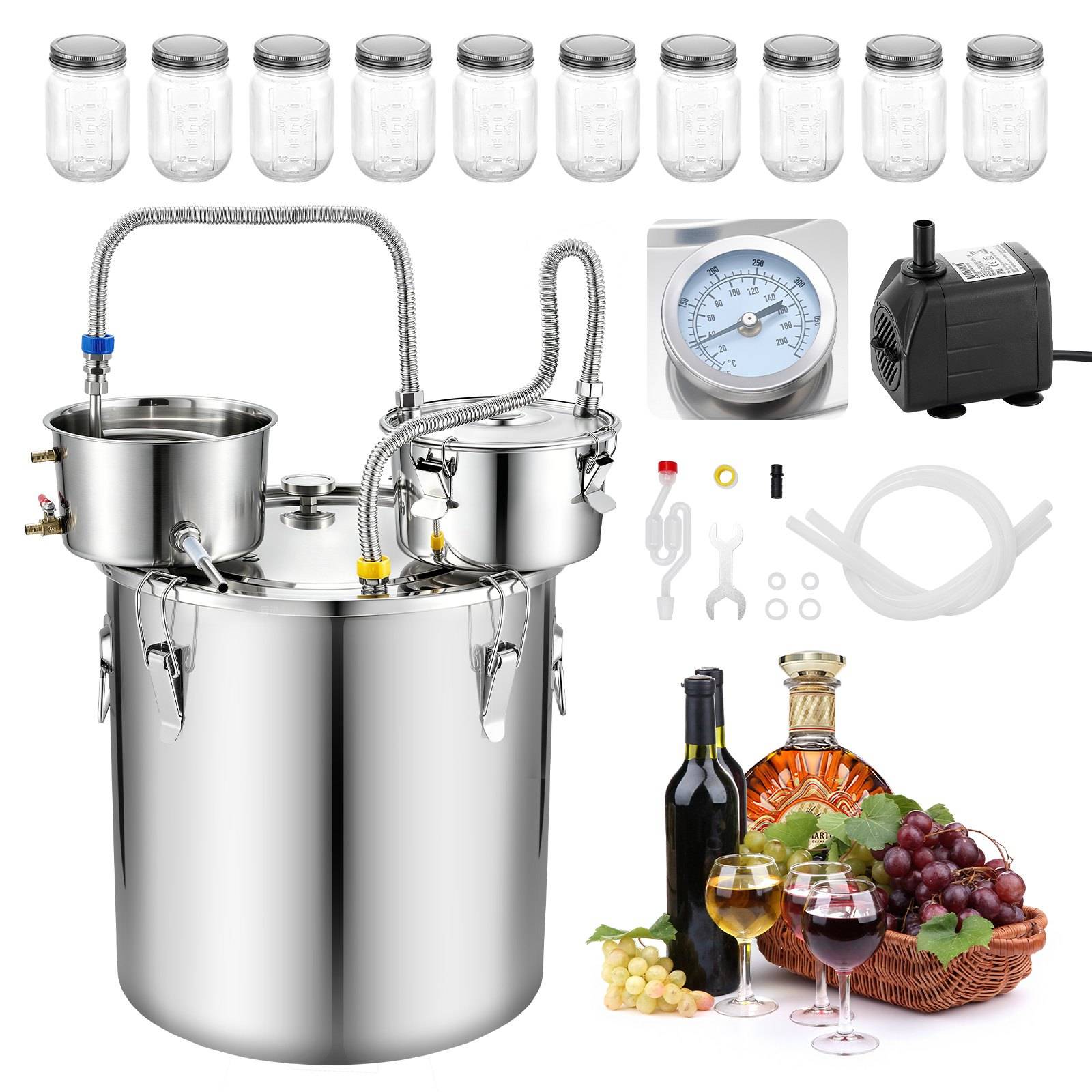 Edelstahl-Hausbrennerei-Set mit Kessel, Kondensator, Manometer, Pumpe, Flaschen und Weinherstellungs-Zubehör, dargestellt als Produktsatz.