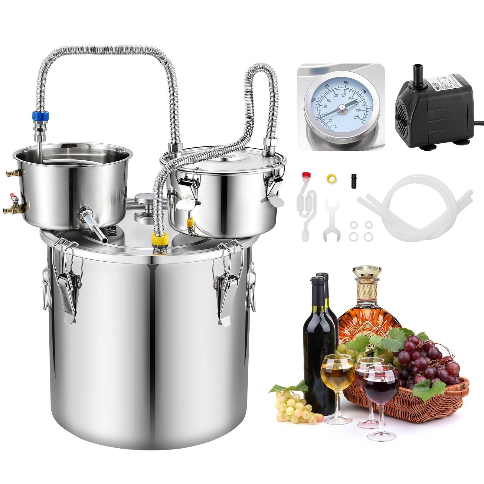 Heimbrennerei-Set mit Edelstahlkessel, Kondensator, Schlauch, Thermometer und Pumpe, zuzüglich Zubehör und fertigen Spirituosen mit Trauben und Weingläsern.