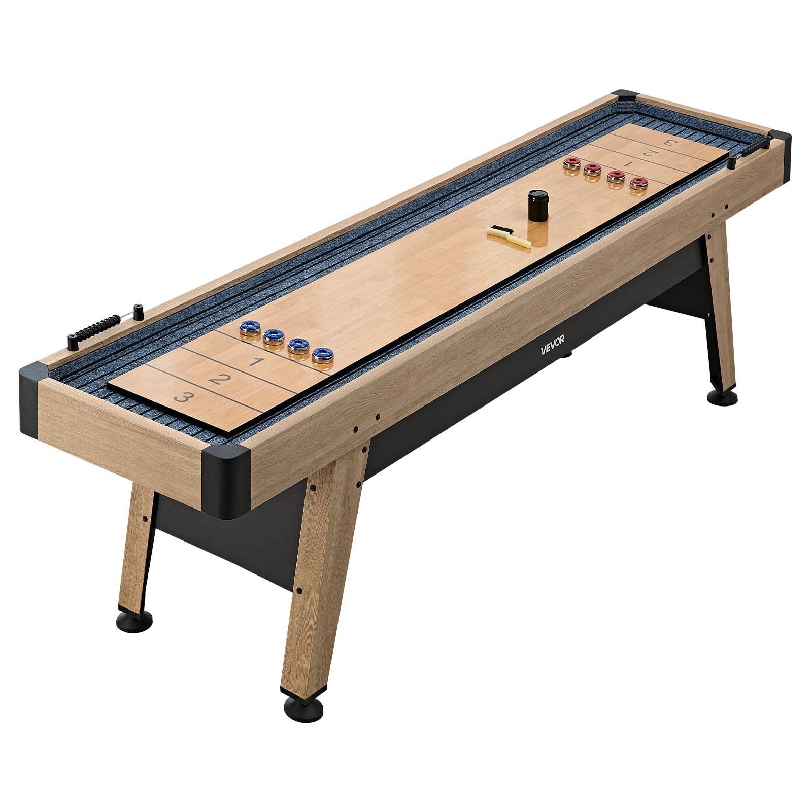 Shuffleboard-Tisch mit Spielscheiben und Wertungsmarkierungen, dargestellt in einem produktstylisierten Foto auf weißem Hintergrund.