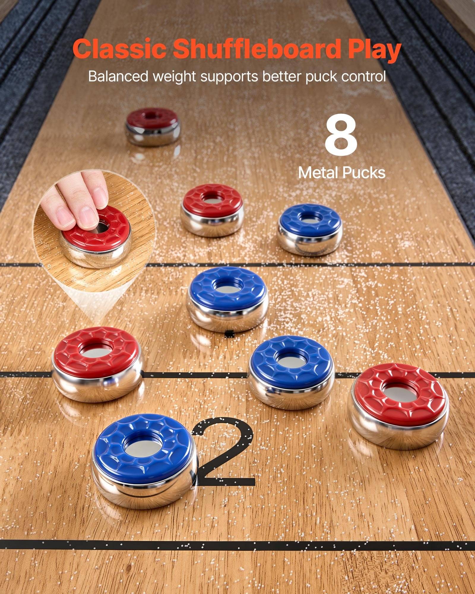 Shuffleboard-Spiel auf einem Holzplatz, mit einer Hand, die einen roten Puck gleiten lässt, und Text, der "Classic Shuffleboard Play"" und ""8 Metal Pucks"" angibt.