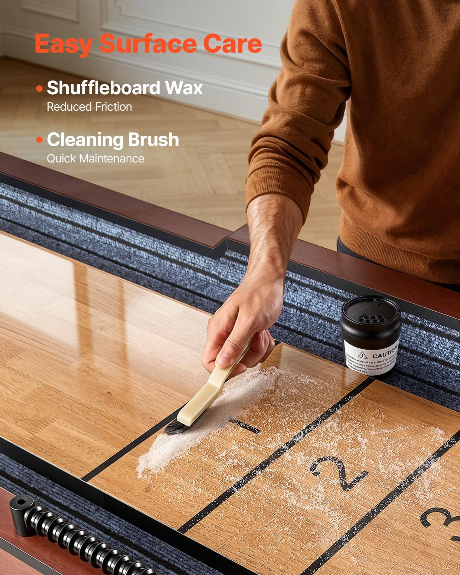 Eine Person trägt Shuffleboard-Wachs mit einer Bürste auf einen Shuffleboard-Tisch auf; der Text hebt „Einfache Oberflächenpflege", „Shuffleboard-Wachs"" zur Reibungsreduzierung und „Reinigungsbürste"" für schnelle Wartung hervor.
