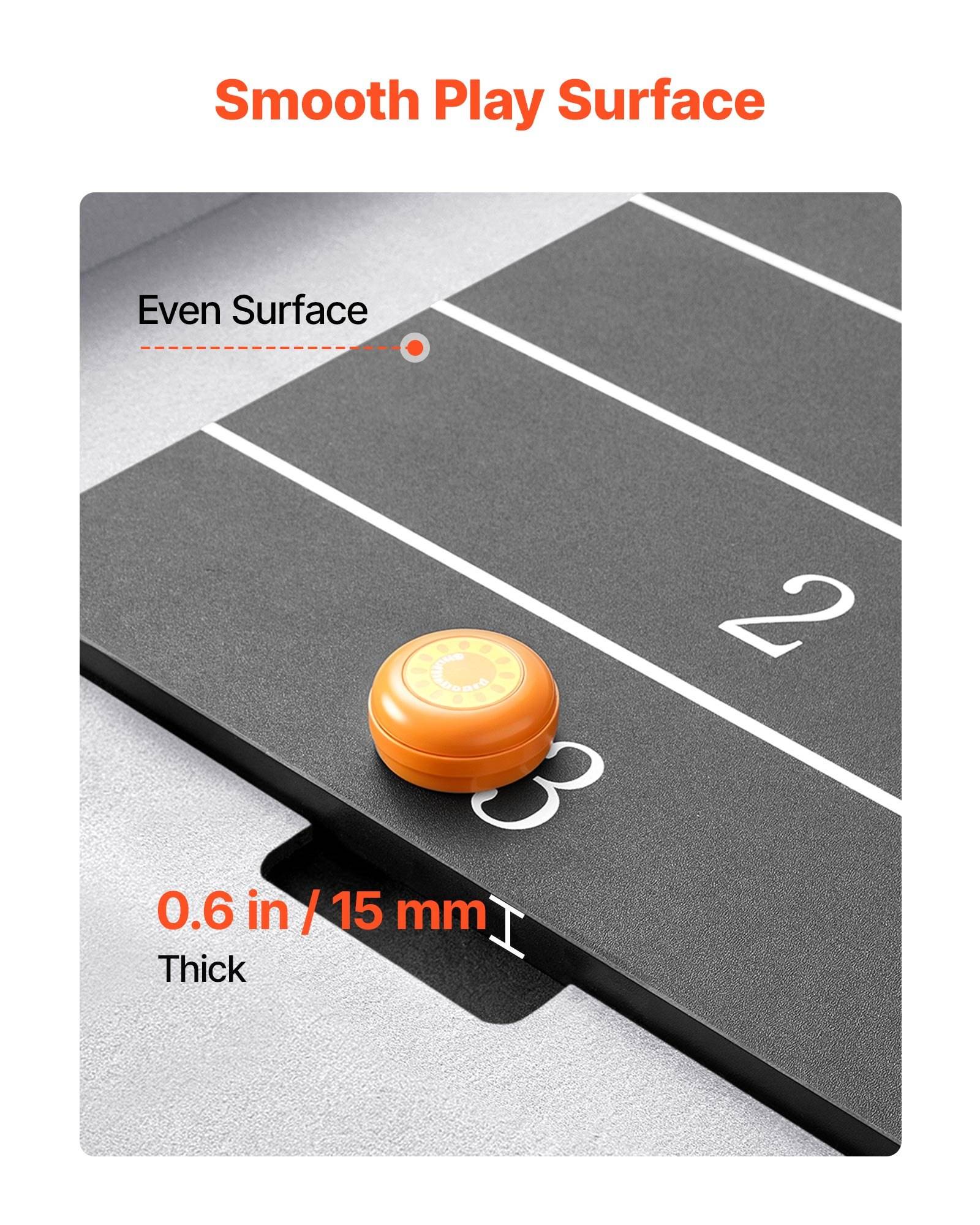 Bodenmuster mit der Bezeichnung „Smooth Play Surface" zeigt eine ebene Oberfläche und eine Dicke von 0,6 Zoll/15 mm, mit einem kleinen orangefarbenen Puck oben drauf.