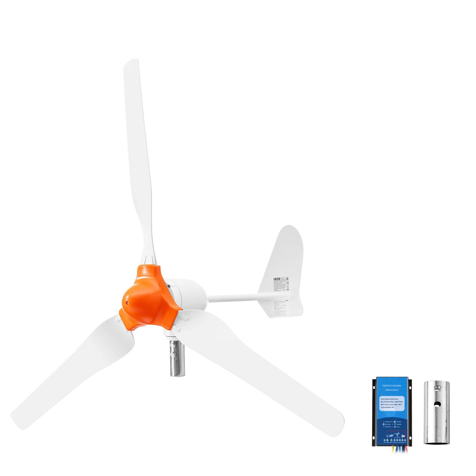 Kleine weiße Windkraftanlage mit orangefarbener Nabe und drei Rotorblättern, plus eine blaue Steuerbox und silberne Batterie auf weißem Hintergrund.