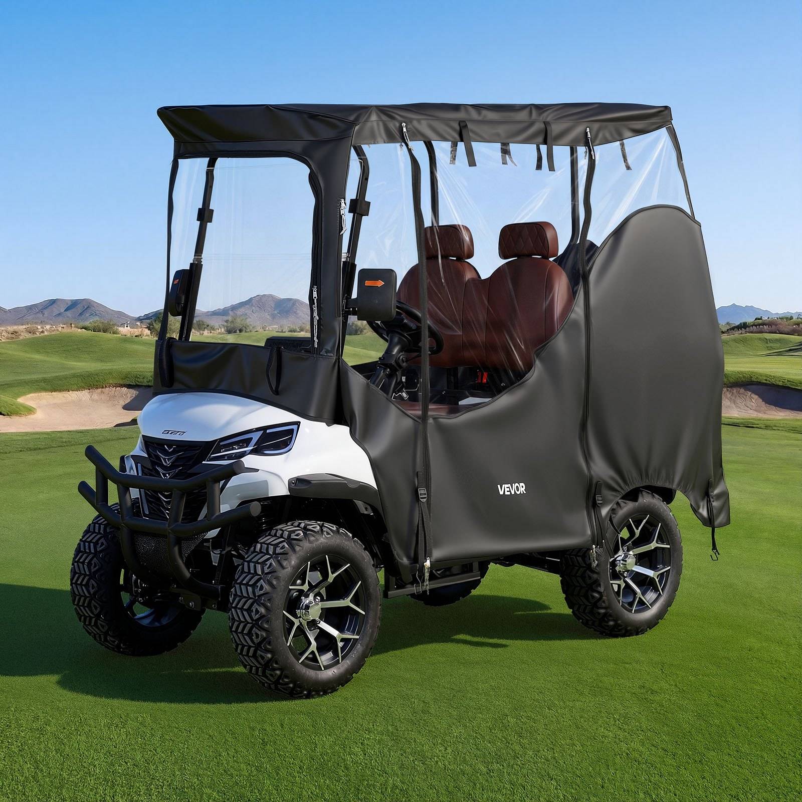 Weißer Golfwagen mit schwarzem Verdeck und transparenten Seitenpaneelen, geparkt auf einem Golfplatz