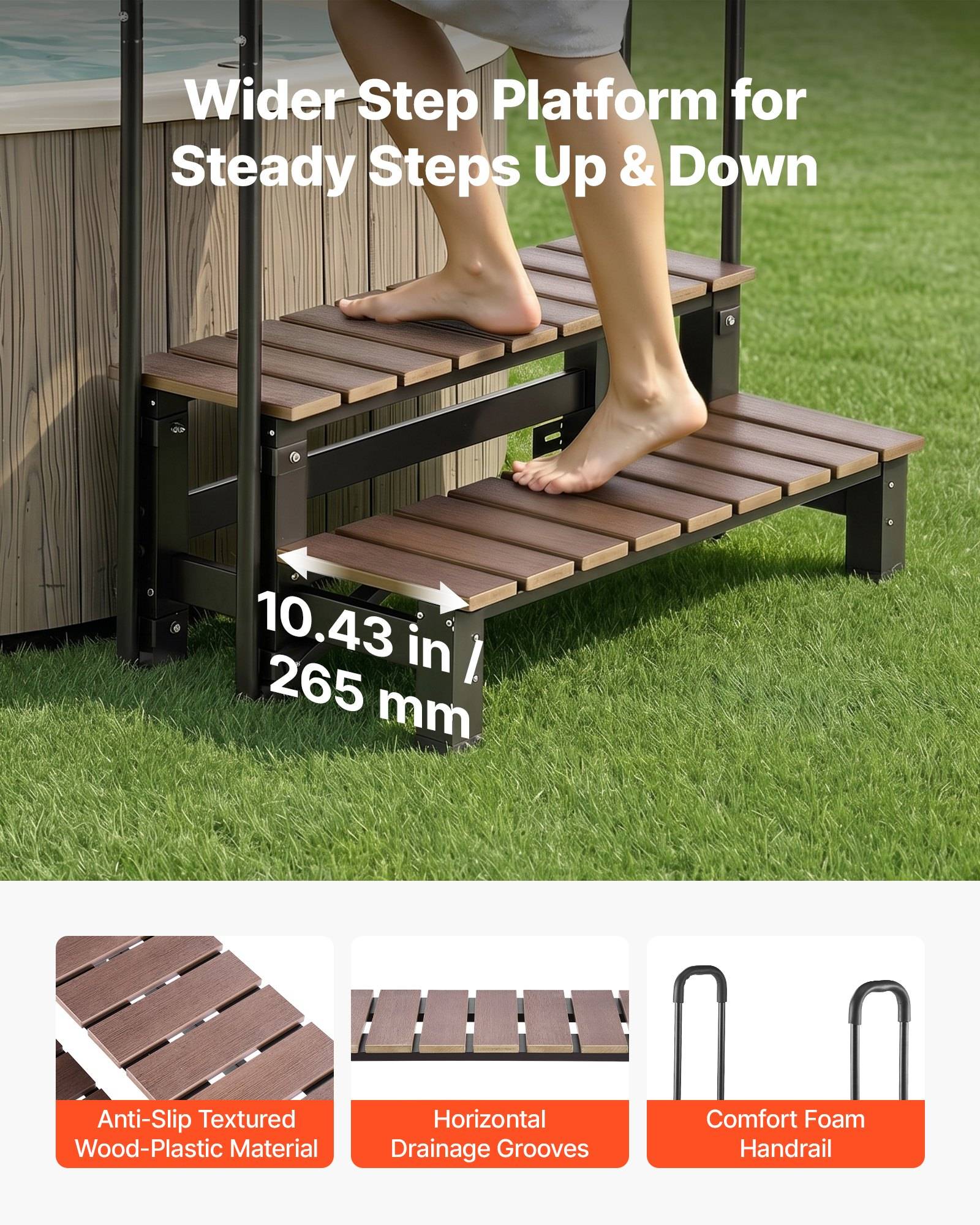 Outdoor-Stufenplattform mit breiten braun-kunststoffholz-Stufen und Schaumstoff-Handläufen, dargestellt mit einer Person beim Erklimmen; Text vermerkt 10,43 Zoll/265 mm Stufenhöhe und Rutschsicherungs- sowie Entwässerungsrilleneigenschaften.