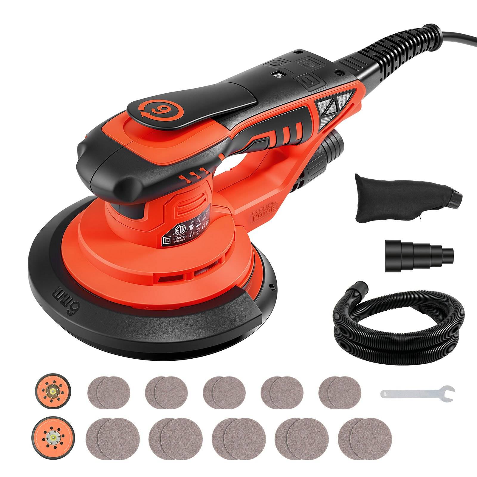 Elektrischer tragbarer Zufallsorbitalsander mit Staubsack, Schlauch und Schleifpads, die als Zubehör auf weißem Hintergrund ausgelegt sind.