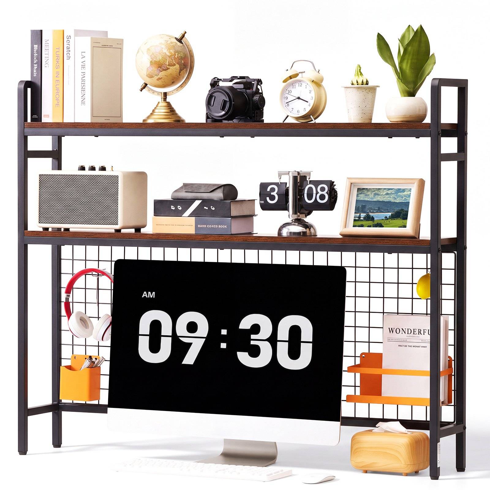 Ein moderner Schreibtischorganizer mit Regalen, die Bücher, Dekoration, ein Radio, einen Globus, eine Uhr, eine Kamera, eine Pflanze, ein Foto in einem Rahmen und einen iMac mit der Anzeige 09:30 halten.