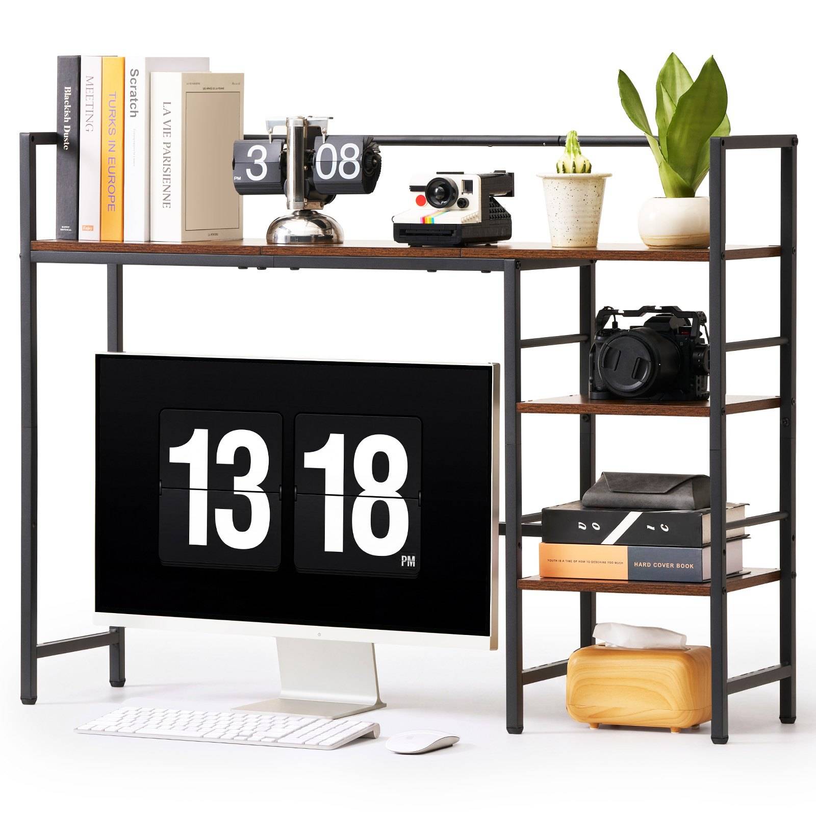 Moderner Schreibtisch mit Monitor, der 13:18 anzeigt, Regale mit Büchern, Kameras, einer Pflanze und Lagerterminen auf weißem Hintergrund.