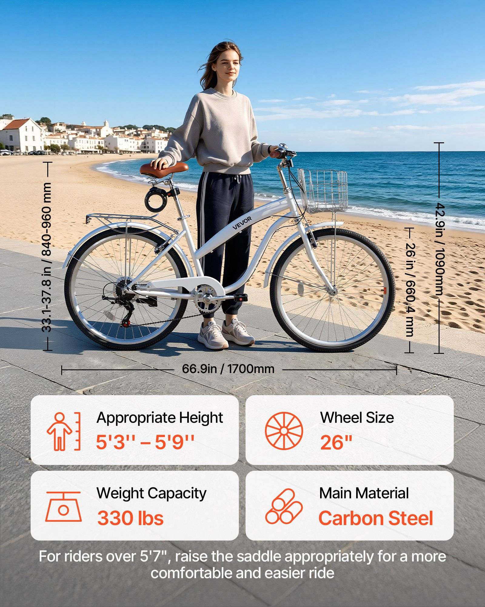 Frau, die neben einem silbernen Fahrrad auf einer Strandpromenade steht, mit angezeigten Größenangaben: geeignete Körpergröße 1,60 m–1,75 m, Reifengröße 26", Gewichtskapazität 330 lbs, Stahlrahmen aus Kohlenstoffstahl.