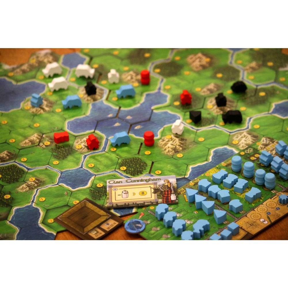 Brettspiel-Strategiespiel mit Hexagon-Spielfeld, Flüssen, Siedlungen und farbigen Spielfiguren in Clustern am Rand.