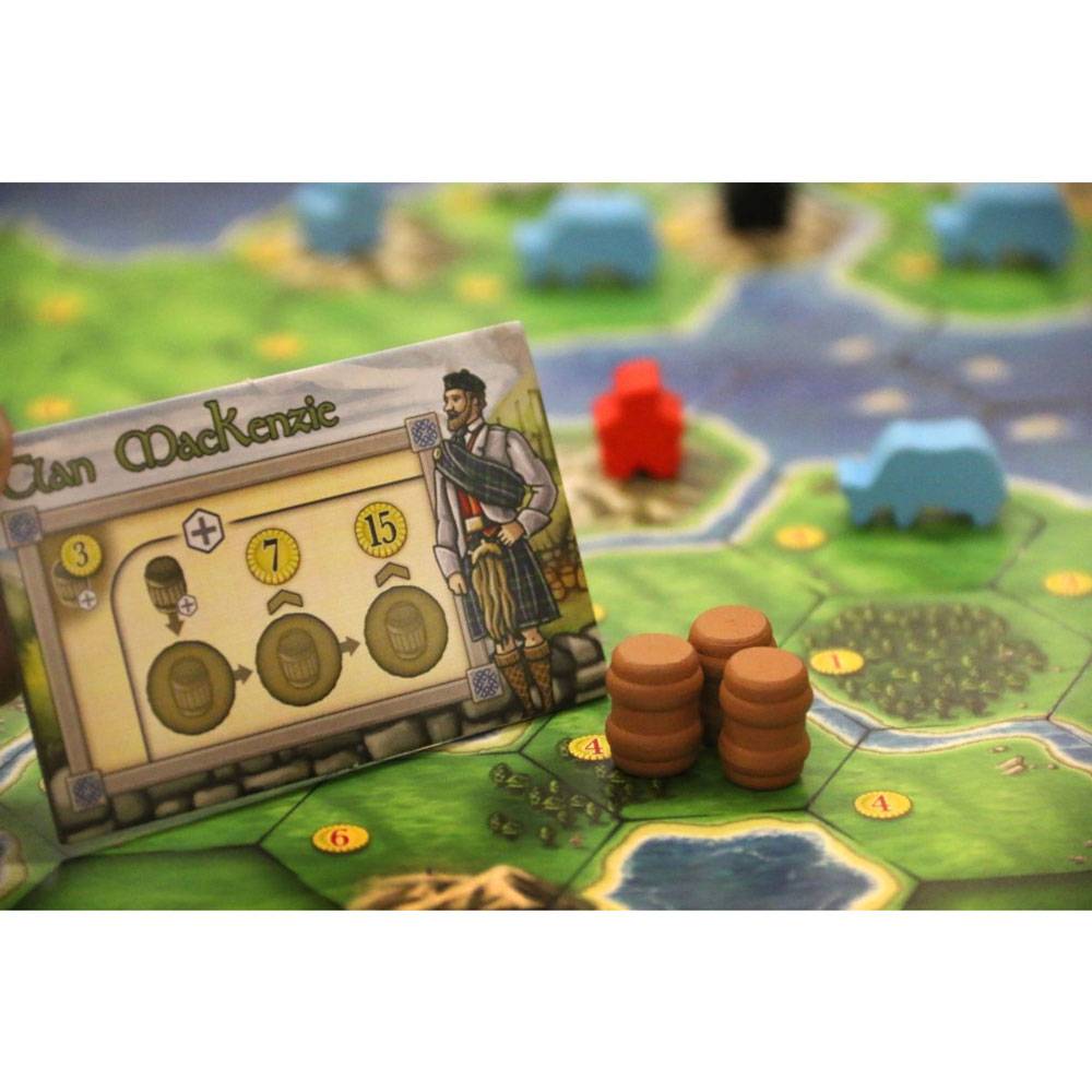 Brettspiel-Nahaufnahme, die eine Spielerkarte des Clans MacKenzie mit Spielsteinen auf einem farbenfrohen Spielbrett zeigt, einschließlich roter und blauer Spielfiguren.