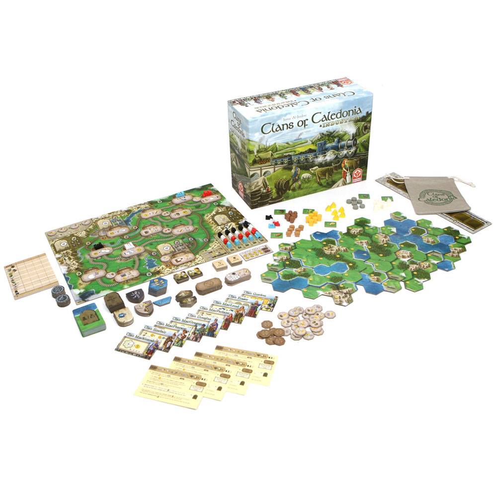 Clans of Caledonia Brettspielset mit Schachtel, Spielbrett, Kartenkacheln, Spielmarken, Karten, Spielerfiguren und Punkteblättern, die auf weißem Hintergrund ausgelegt sind.