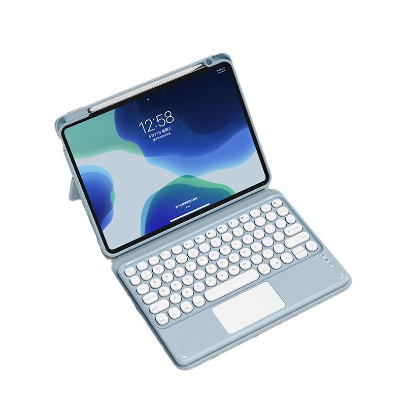 Tablet in einem blauen Foliohüllenetui mit integrierter weißer Tastatur und Trackpad, offen wie ein Mini-Laptop vor weißem Hintergrund dargestellt.