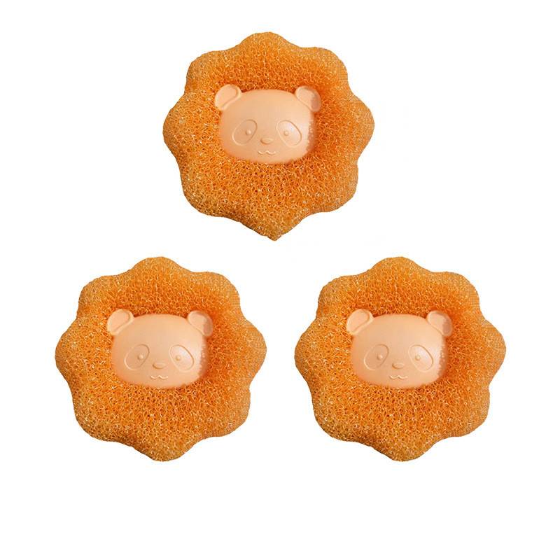 Drei orange blütenförmige Badeschwämme mit kleinen Pandagesichtern auf weißem Hintergrund.