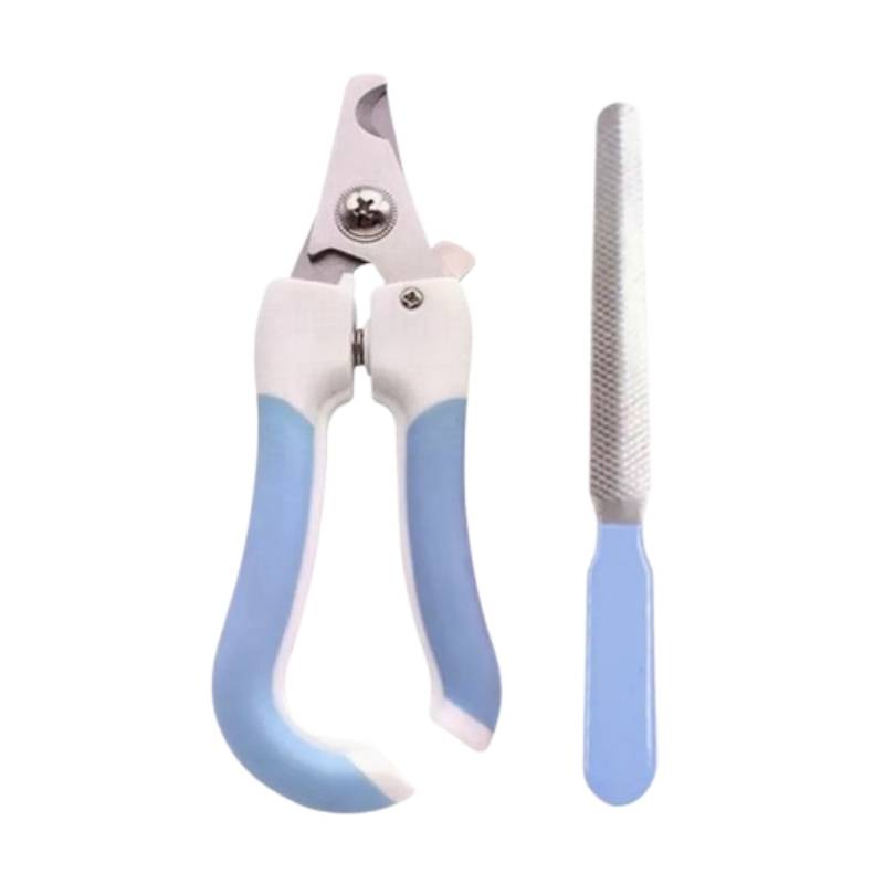 Nagelpflegeset mit blauem Nagelknipsern und einer Metallnagelfeile auf weißem Hintergrund.