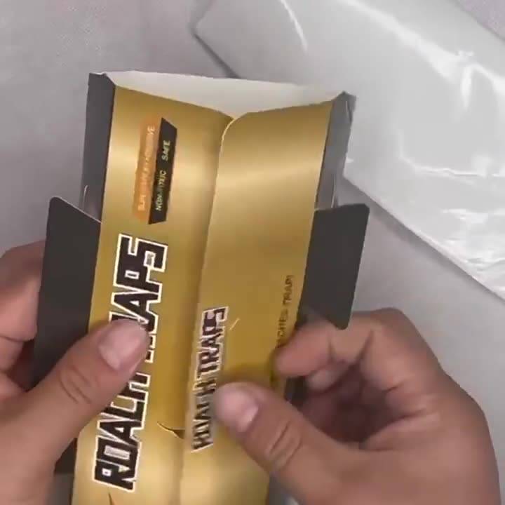 Hände öffnen ein goldenes 
