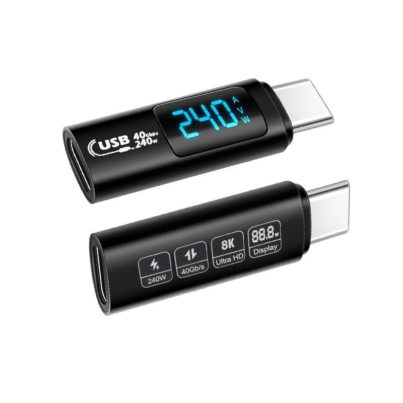 Zwei schwarze USB-C-Adapter auf weißem Hintergrund, einer mit digitaler Anzeige, die 240W anzeigt, und der andere mit Beschriftungen für 240W, 40Gb/s, 8K Ultra HD und Display.