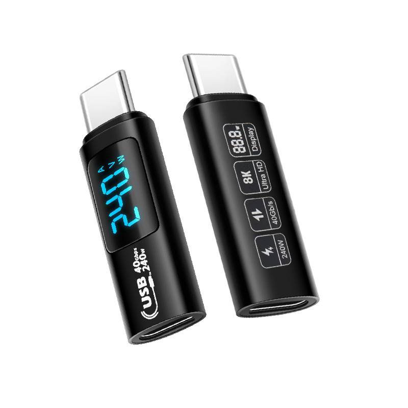 Zwei schwarze USB-C-Adapter-Dongle; einer hat ein blaues digitales Display, das 24,0 anzeigt, der andere listet Unterstützung für 8K, 1V 40Gbps und USB 240W auf.