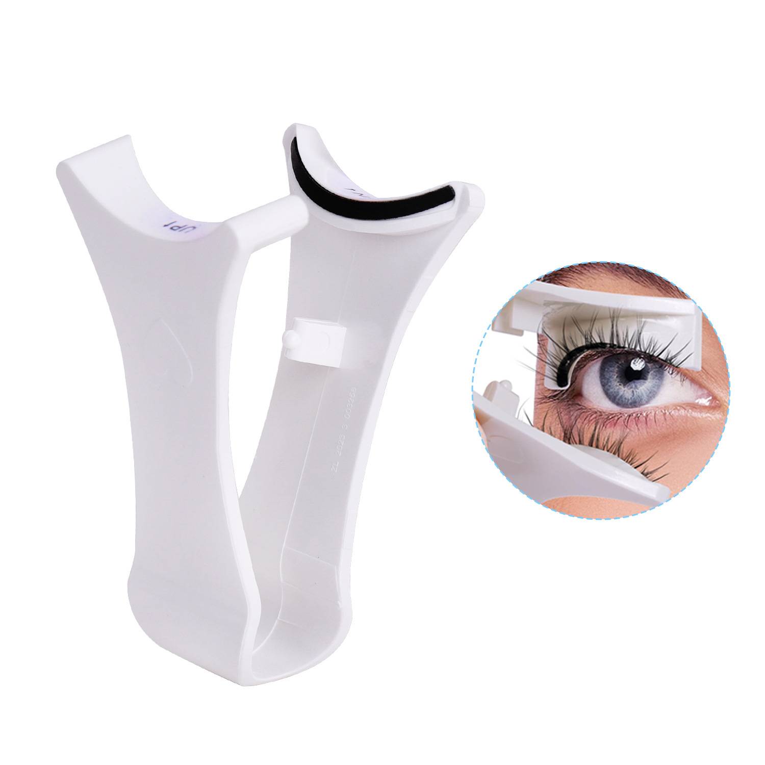 Weißes Wimpernschutzschild oder Augenschutz mit gebogenen Öffnungen, daneben eine Nahaufnahme eines Auges während der Wimpernapplikation oder Behandlung.