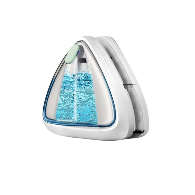 Tragbarer tragbarer Kleiderdampfer mit dreieckigem Wassertank und blauem Dampf im Inneren, dargestellt auf weißem Hintergrund.