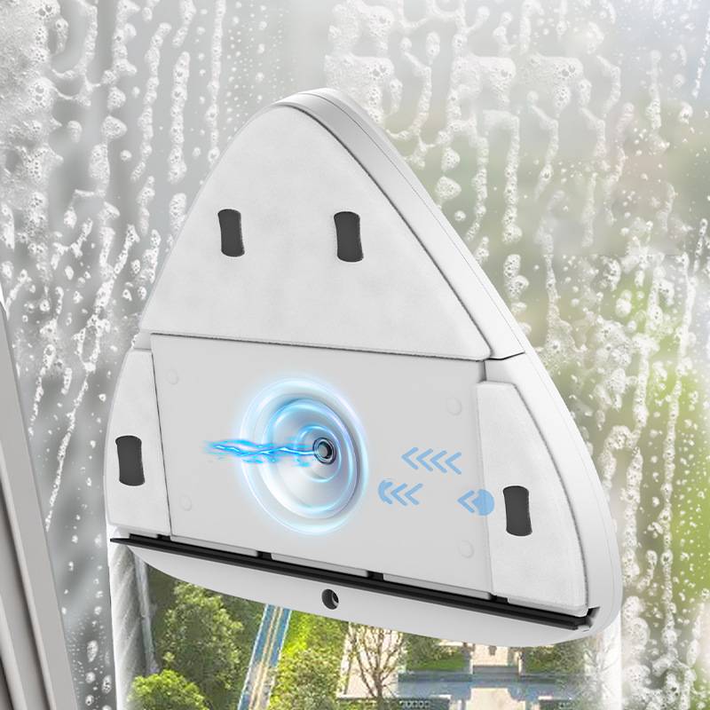 Weiße robotische Fensterreinigungsvorrichtung mit leuchtender Saughube, die eine Glasscheibe mit Wassertropfen reinigt.