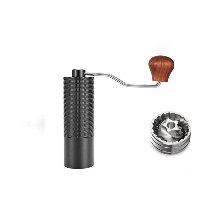 Handkurbel-Kaffeemühle mit Holzgriff, dargestellt mit einem kleinen Haufen Metallmahlwerke daneben auf weißem Untergrund.