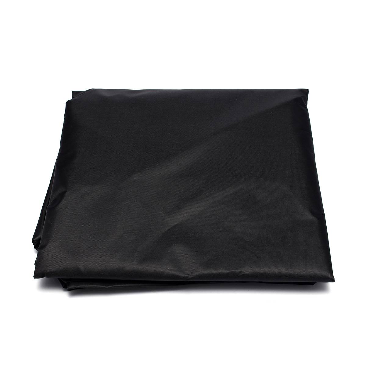 Gefaltete schwarze Stoff- oder Kunststofftasche, die flach auf weißem Hintergrund liegt.