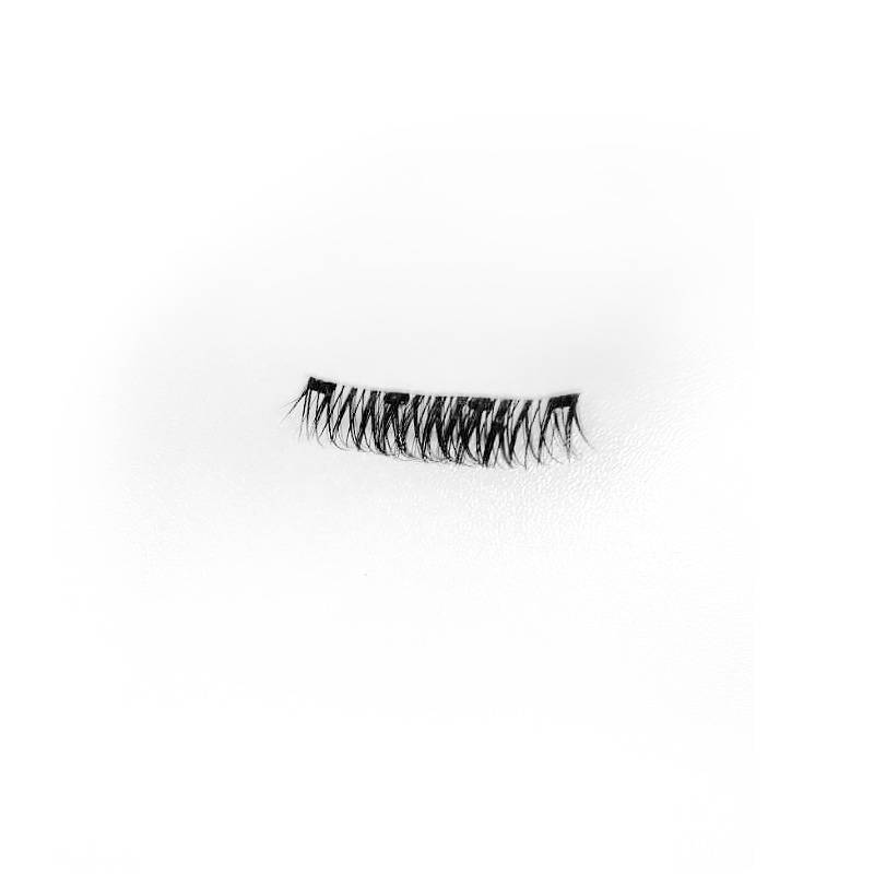 Einzelner falscher Wimpernstreifen auf weißem Hintergrund.