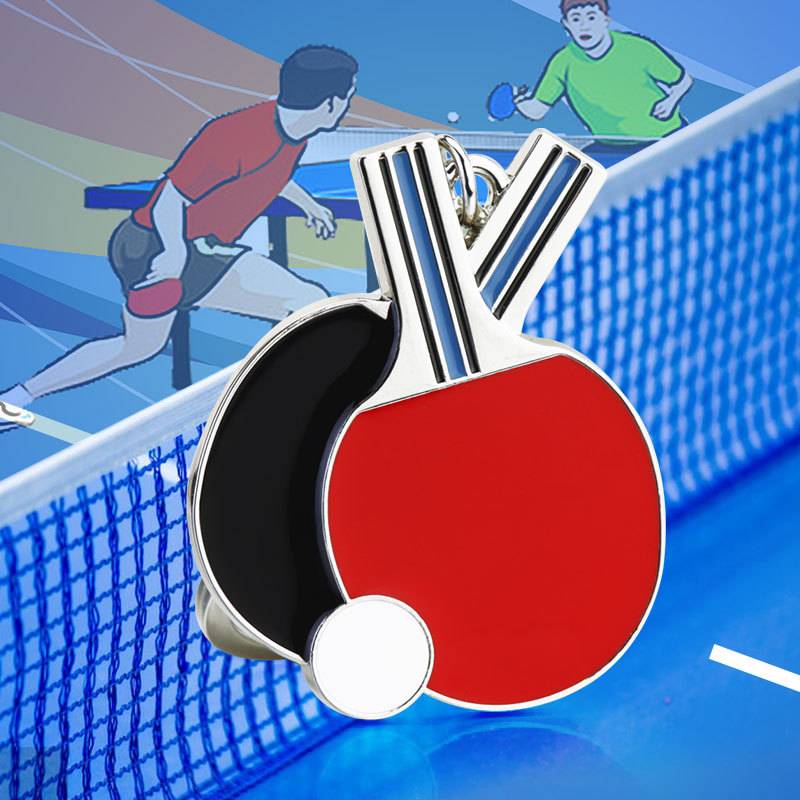 Tischtennismedaille mit rot-schwarz-weißem Design hängt über einem Tischtennisnetz, mit illustrierten Spielern im Hintergrund.