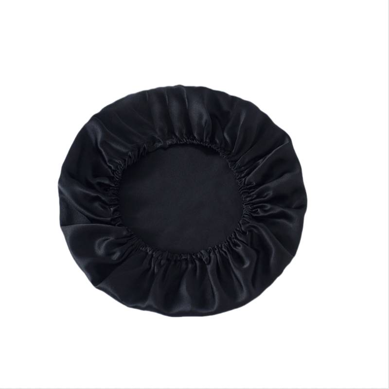 Schwarze Satinmütze mit geraffter elastischer Kante, gezeigt auf einem einfachen weißen Hintergrund.