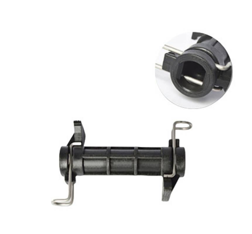 Schwarzer Kunststoff-Elektrostecker mit Metallhalterungsclips, gezeigt mit einer Nahaufnahme der Steckeröffnung.