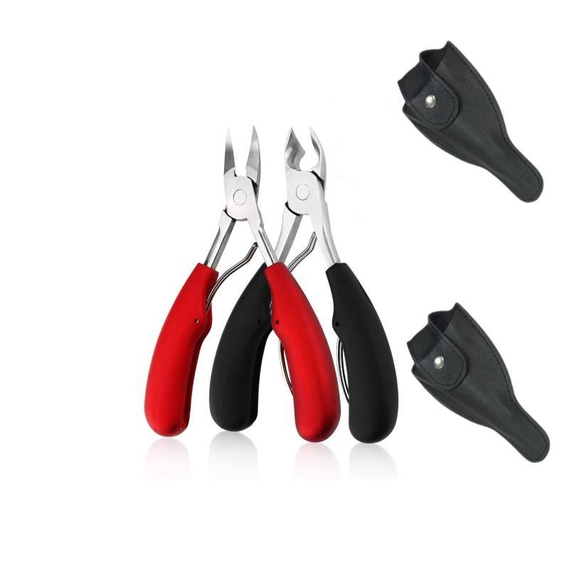 Zwei rot-schwarze Schneidezangen und eine schwarze Drahtschere werden zusammen mit zwei schwarzen Ledertaschen auf weißem Hintergrund gezeigt.