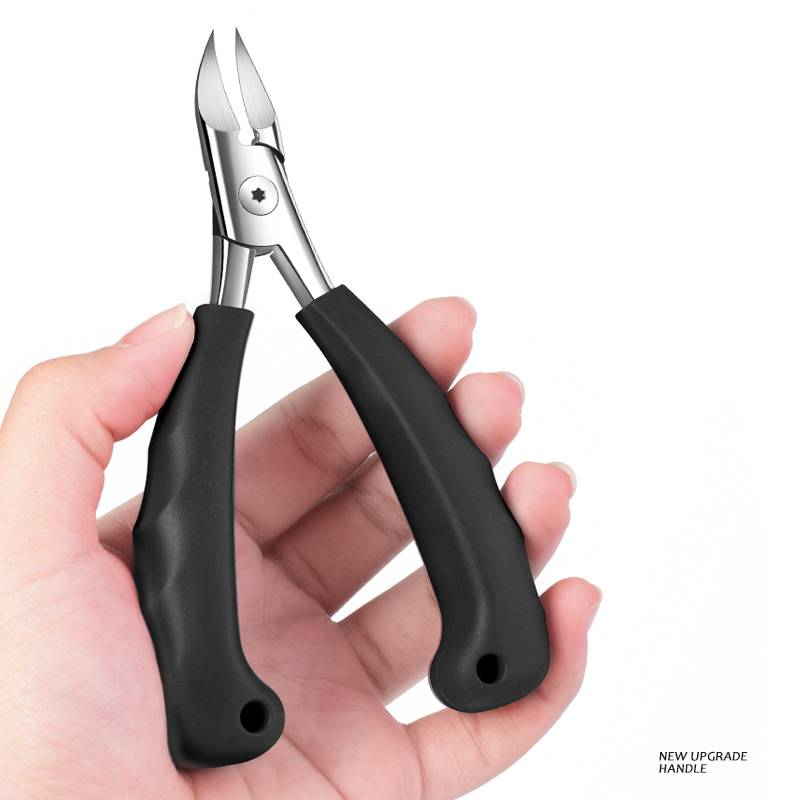 Hand hält schwarzgriffige Metall-Nagelzwicker gegen weißen Hintergrund, mit kleinem Text, der "NEW UPGRADE HANDLE"" liest.