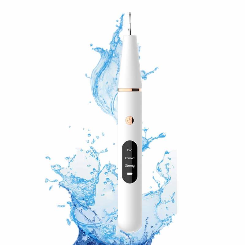 Weiße elektrische Gesichtsreinigungsbürste oder Trimmer mit schmalem spitzem Kopf und Einknopf-Bedienung, zentriert dargestellt inmitten von blauen Wasserspritzeffekten auf weißem Hintergrund.
