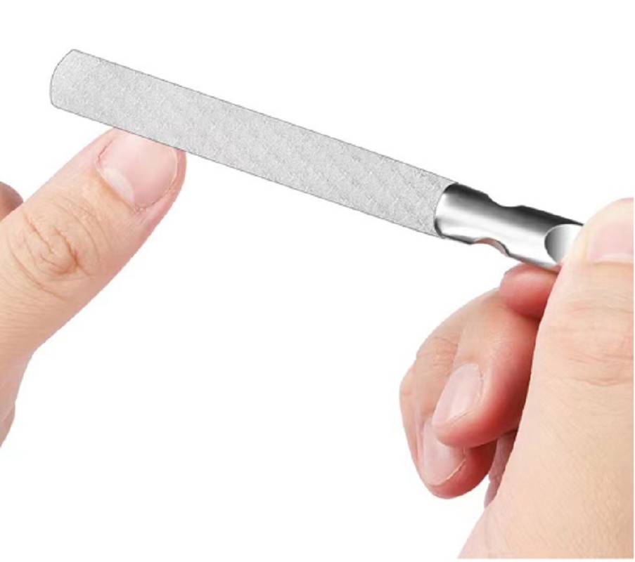Nahaufnahme von Händen, die eine Metallfeile halten, wobei ein Finger gegen die raue Oberfläche gefeilt wird.