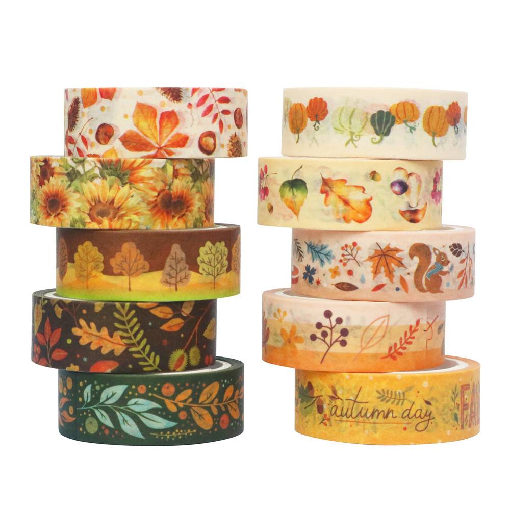 Zwei Stapel dekorativer Washi-Tape-Rollen mit herbstlichen Blatt-, Blüten- und Pilzmustern auf weißem Hintergrund.