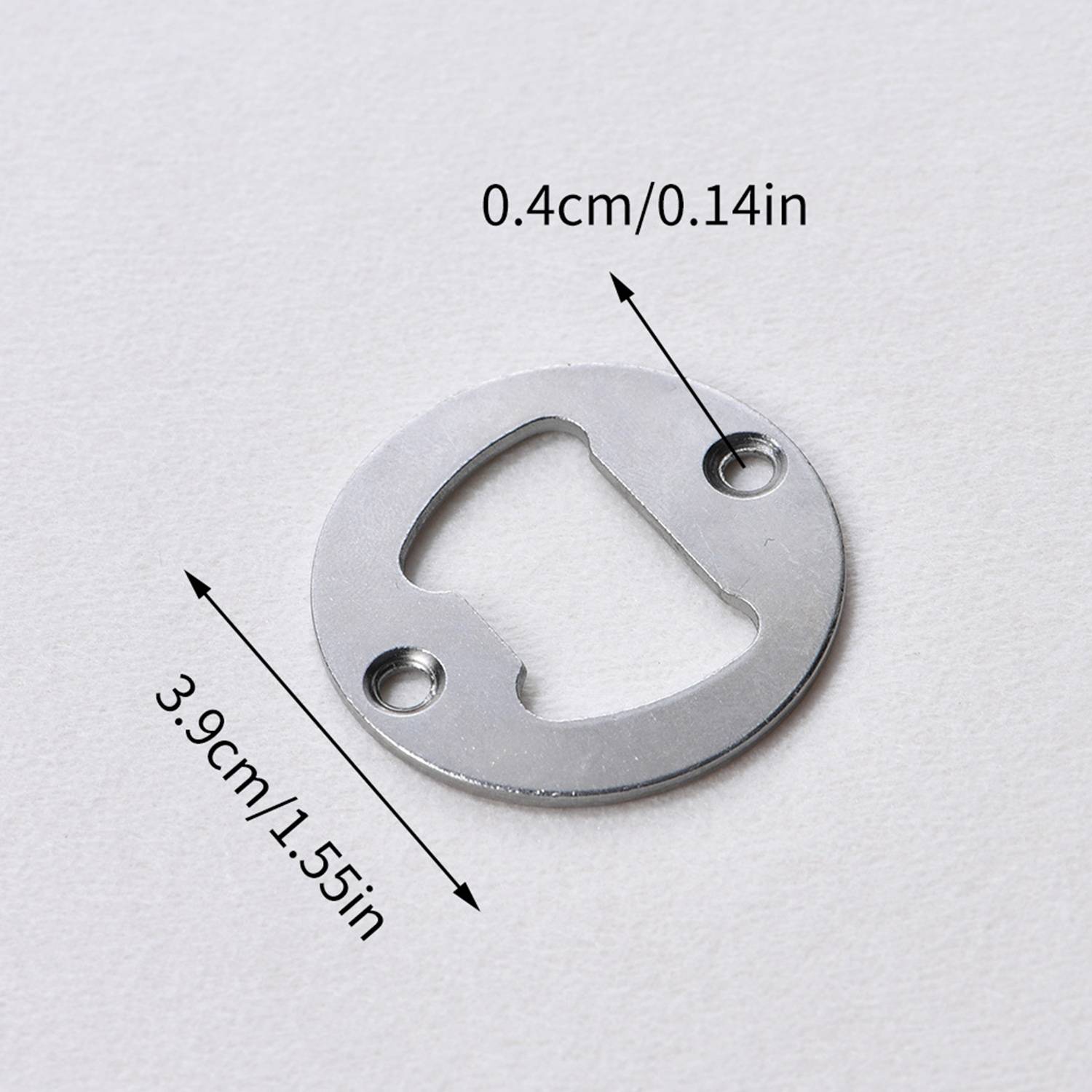 Silberne kreisförmige Metall-Wandmontageplatte mit zwei Schraubenlöchern und mittlerem Ausschnitt, beschriftet mit 3,9 cm Breite und 0,4 cm Dicke.