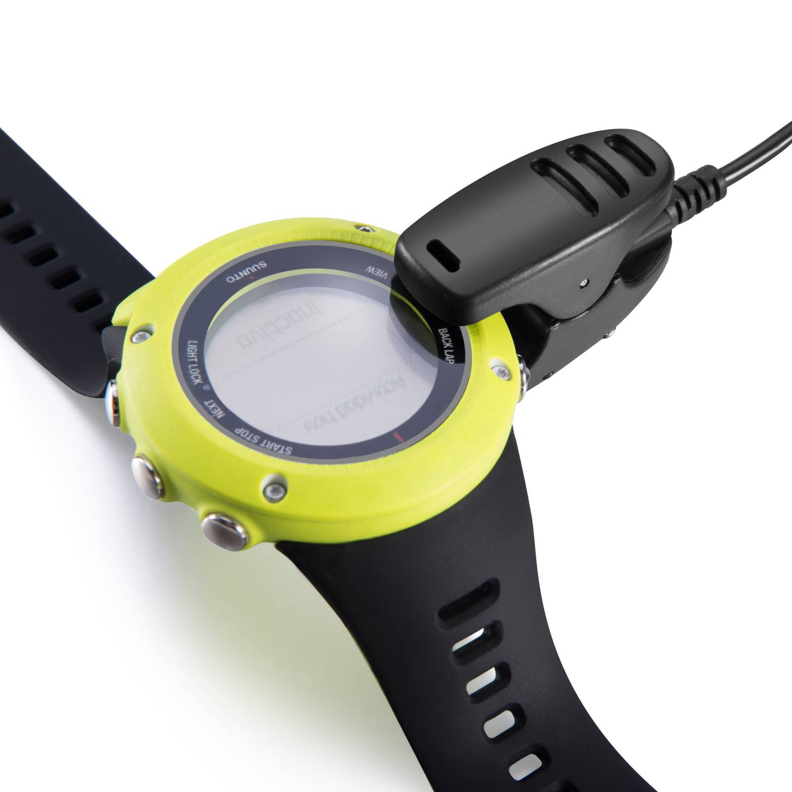 Nahaufnahme einer schwarzen und limettegrünen digitalen Sportuhr mit einem Ladekabel, das mit dem Gehäuse verbunden ist.