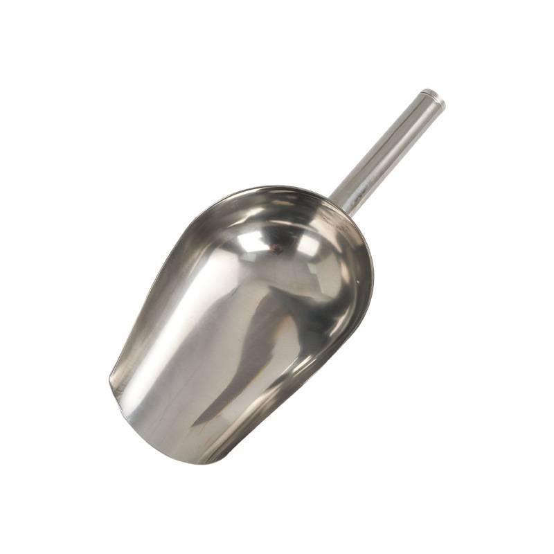 Ein Metallöffel mit kurzem Griff, gezeigt auf weißem Hintergrund.