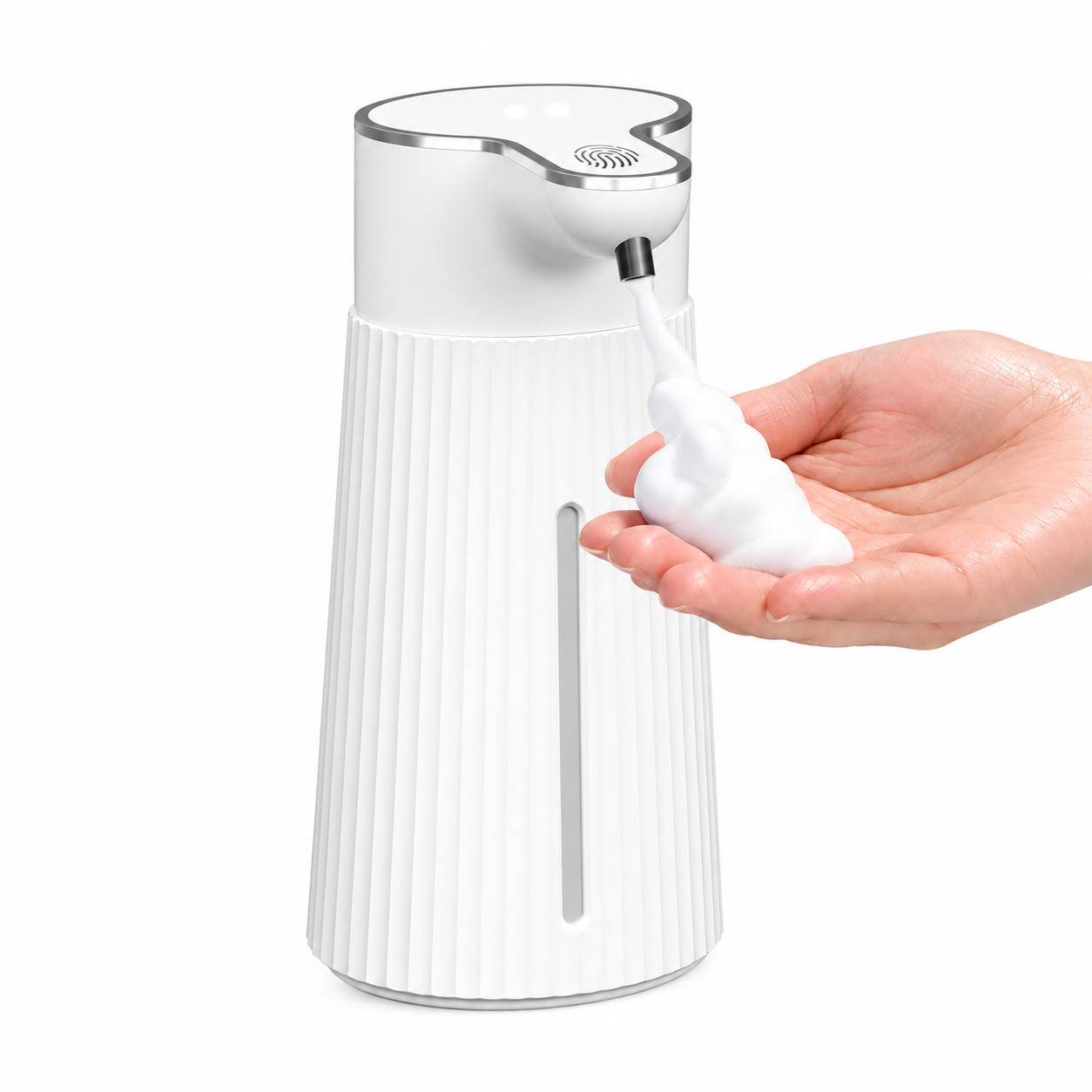 Weiß automatischer Seifenspender, der Schaum in die hohle Hand einer Person abgibt.
