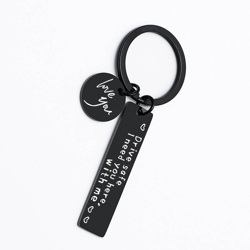 Schwarzer Schlüsselanhänger mit rundem Anhänger mit der Aufschrift „Ich liebe dich