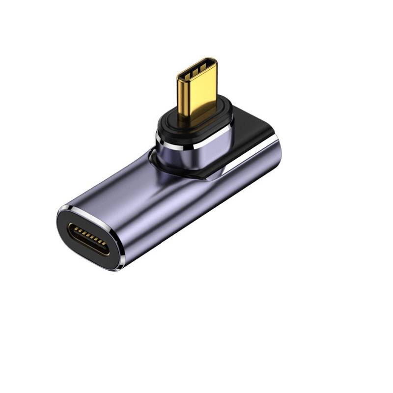 Abgewinkelter USB-C-Adapter mit einem vergoldeten USB-C-Stecker und seitlich angebrachtem USB-C-Anschluss, dargestellt vor weißem Hintergrund.