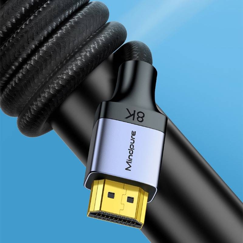 Nahaufnahme eines schwarzen geflochtenen HDMI-Kabels mit goldenem Stecker, beschriftet mit „Mindpure" und „8K"", auf blauem Hintergrund.